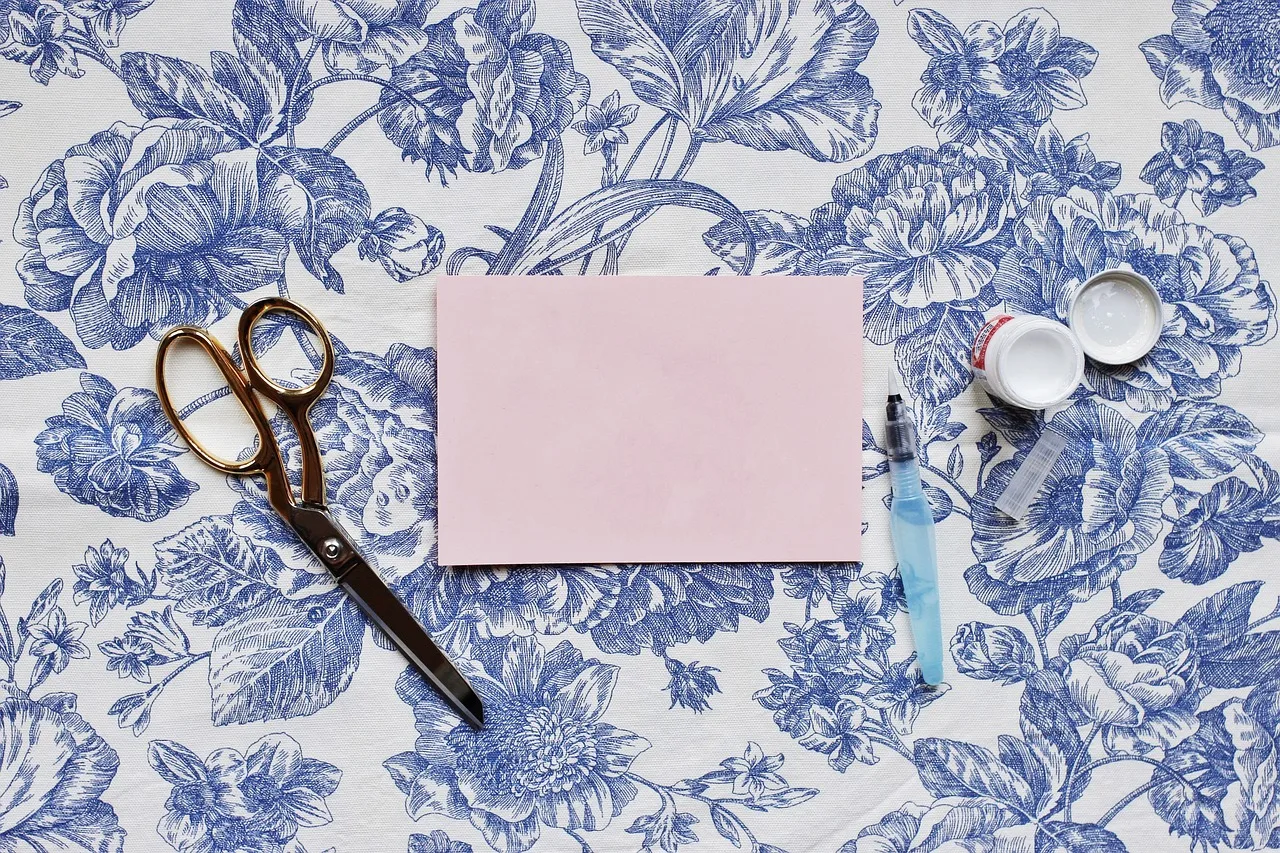 table, paper, envelope, scissors, paste, glue, blue paper, blue table, envelope, envelope, envelope, envelope, scissors, scissors, glue, glue, glue, glue, glue. Memory display practice for a weekend: reversible paste and mat windows