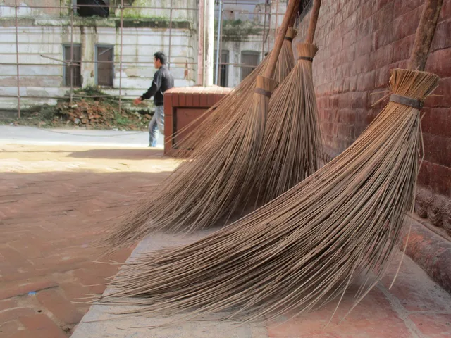 cleaning, sweeper, housework, housekeeping, vacuuming, brush, brown clean, sweeper, sweeper, sweeper, sweeper, sweeper, housekeeping, housekeeping, housekeeping, housekeeping. Cleaning: the archive mistake that does the most damage at home
