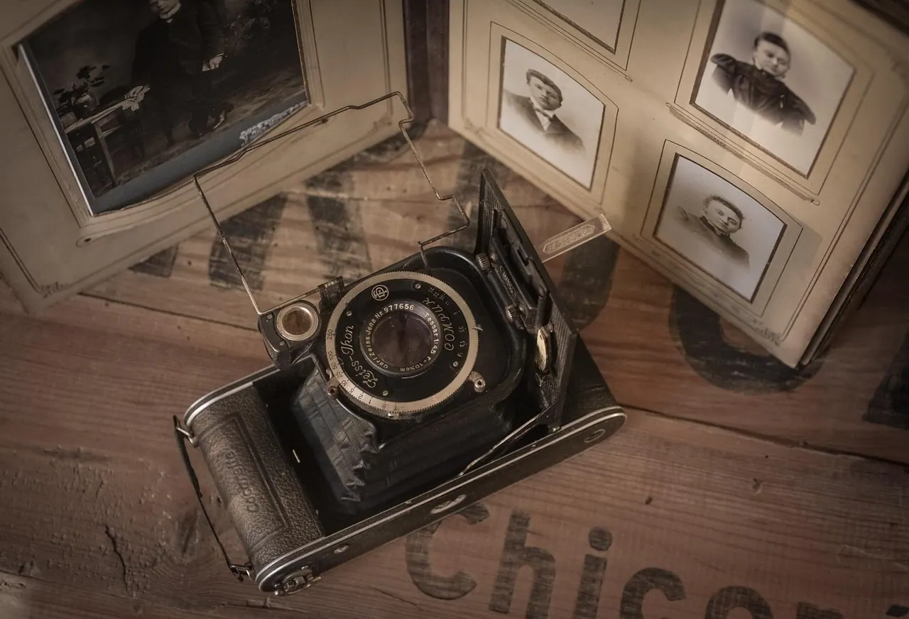 antique, camera, vintage, photograph, old, album, retro, photo, equipment, lens, film, classic, vintage camera, technology, photographic, black, picture, focus, shutter, exposure, 
