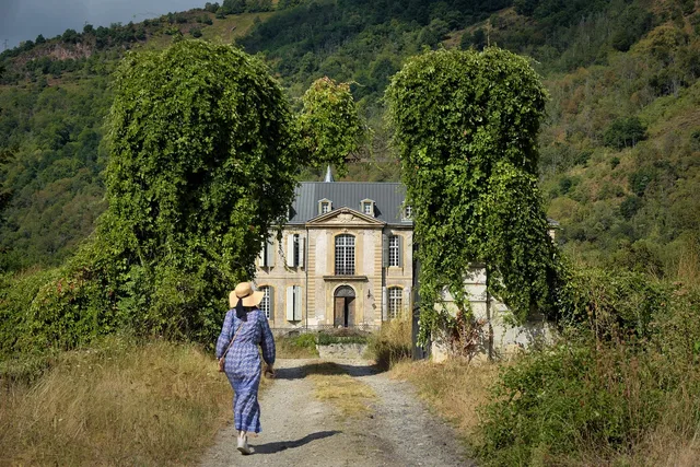 château, woman, gate, château de gudanes, entrance, path, building, architecture, manor, house, historical, restoration, pyrenees, france, house, house, house, house, restoration, france, france, france, france, france. Specifying a restoration job well is what makes quotes comparable
